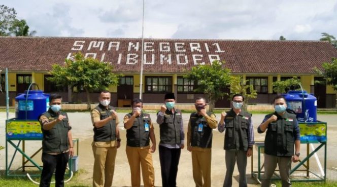 
					Kepsek SMAN 1 Kalibunder Manfaatkan Sumber Daya Alam di Sekitar Lingkungan Sekolah