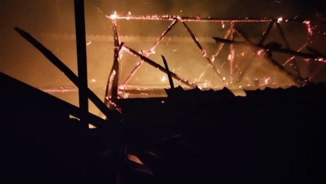 Diduga Konsleting Listrik, Rumah Milik Warga Cibatu Garu Hangus Terbakar