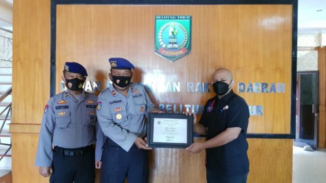 
					Kasat Polair Terima Penghargaan dari Ketua DPRD Kab. Beltim