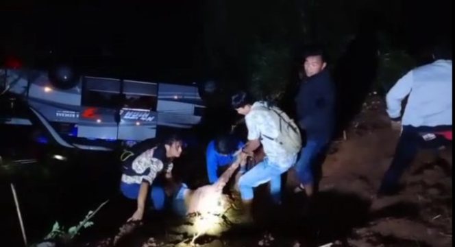 
					Bus Pariwisata Yang Membawa Peziarah Asal Subang Alami Kecelakaan di Tanjakan Cae Wado Sumedang