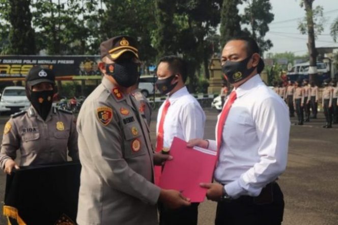 
					Kapolres Garut Berikan Penghargaan Pada Anggota Polri Berprestasi dan Korp Raport Kenaikan Pangkat
