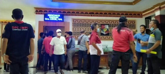 
					Tidak Ada Kejelasan Terkait MOU, Para Jurnalis Lampura Datangi Kantor Diskominfo
