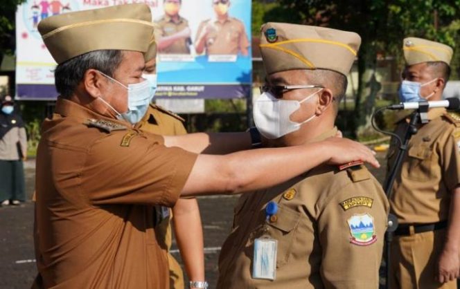 
					Bupati Garut Rudy Gunawan Lantik Kasatpol PP dan Kepala Pelaksana BPBD