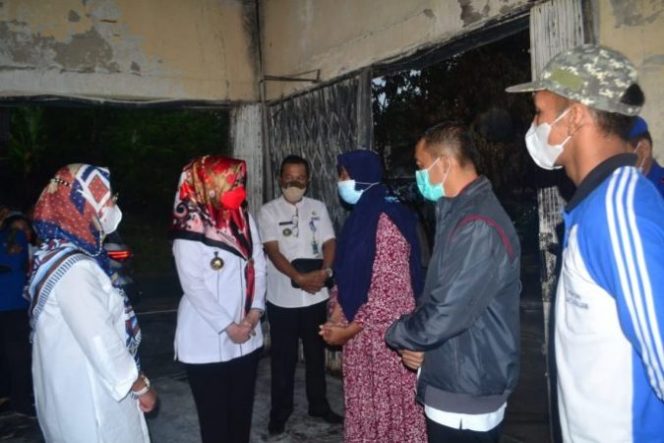 
					Usai Hadiri Pengarahan Presiden RI, Bupati Tanggamus Sambangi Korban Kebakaran