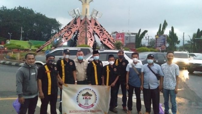 
					Ikatan Keluarga Surakarta Bagikan Takjil Pada Pengendara dan Masyarakat