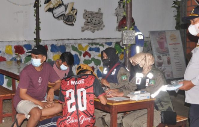 
					Tim Gabungan P3HP2K COVID -19 Beltim Gelar Oprasi Yustisi Prokes di Pusat Keramayan dan Warung di Seputaran Kelapa Kampit