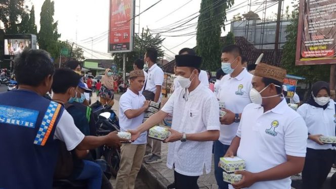 
					BPC HIPMI Lampung Utara Bagi-Bagi Takjil di Tugu Apayan Mas Kotabumi