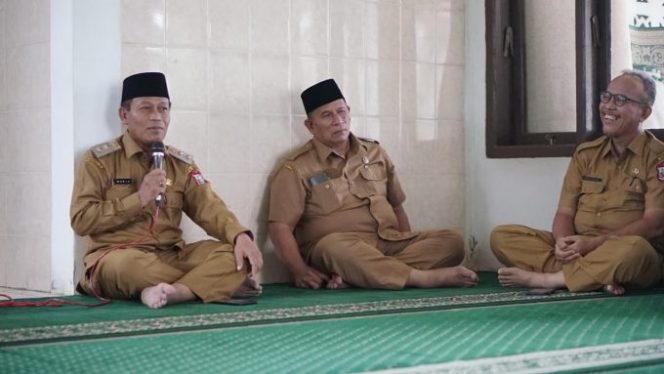 
					Usai Shalat Dzhur, Wakil Wali Kota Waris Tholib Sampaikan Tausiyah Mengajak ASN Untuk Menghargai dan Mencintai Kedua Orangtua