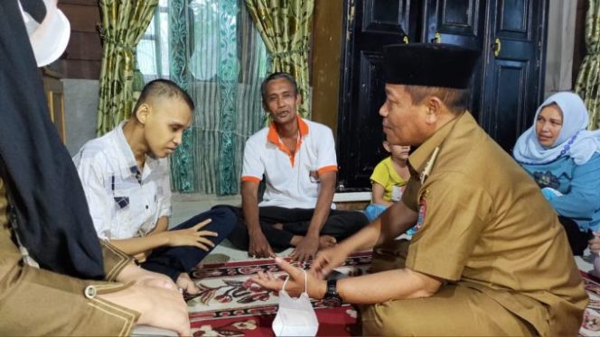 
					Plt Wali Kota Kembali Sambangi Dua Warga Penderita Stroke dan Kanker di Kacamatan Datuk Bandar Timur