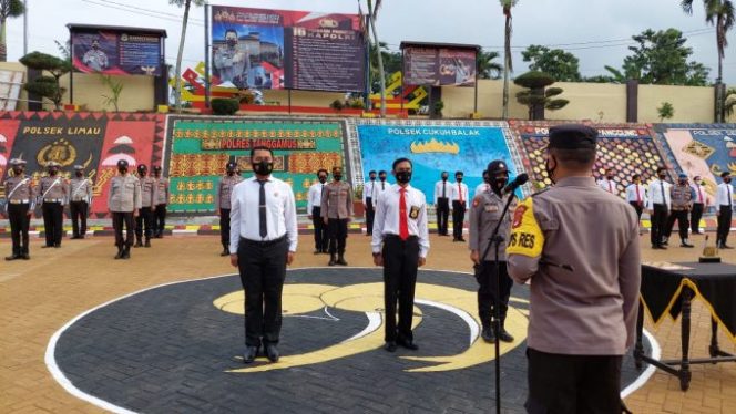 
					Kapolres Tanggamus Berikan Penghargaan Kepada 19 Personel Berprestasi
