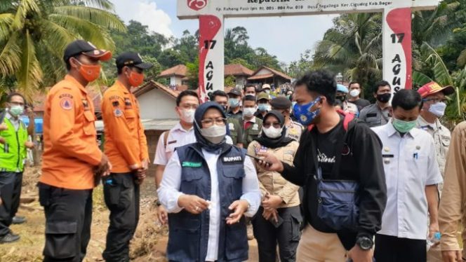 
					Bupati Bogor Ade Yasin Tinjau Lokasi Bencana Banjir Bandang di Kampung Kadaung Desa Rengasjajar Kecamaan Cigudeg