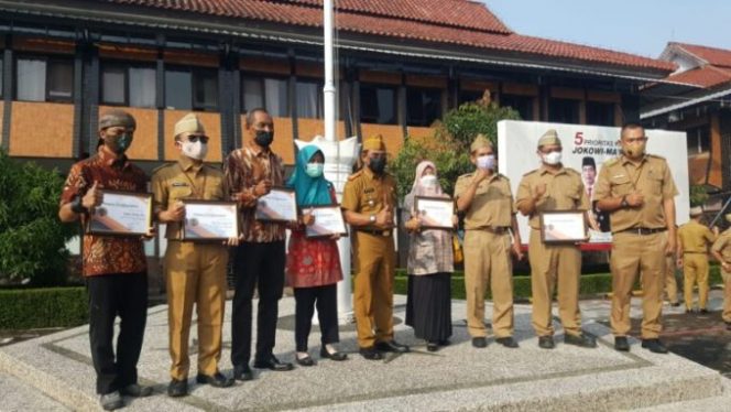 
					Wakil Bupati Serahkan Penghargaan Kepada Penyuluh Pertanian Berprestasi di Kabupaten Garut