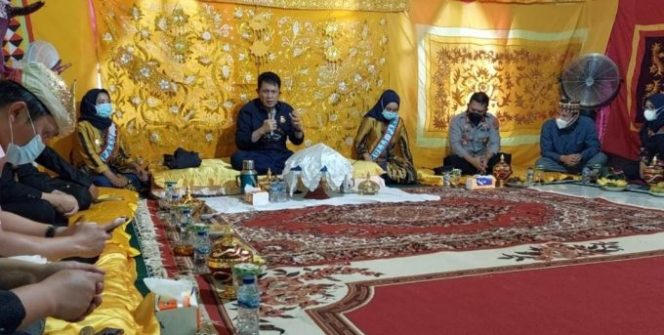 
					Kapolres Tanggamus AKBP Oni Prasetya, Silaturahmi dengan Para Tokoh Adat di Pekon Karang Agung