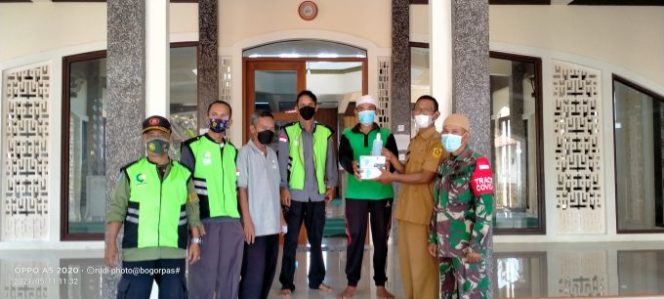 Jelang Pelaksanaan Sholat Ied, Pemdes Cimanggu Dua Pasang Bander dan Berikan Masker Serta Hand Sanitizer Disetip Mesjid