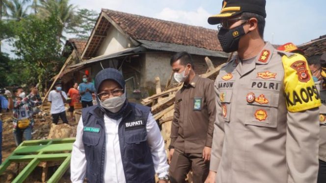 
					Kapolres Bogor Bersama Bupati Tinjau Lokasi Banjir Bandang di Cigudeg