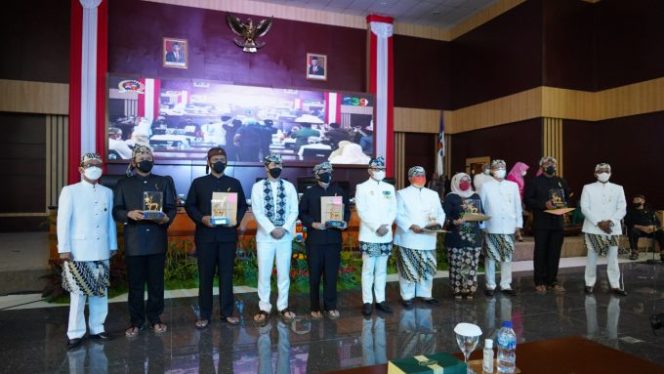 
					Peringati Hari Jadi Bogor ke 539, Bima Arya Berikan Penghargaan Untuk Danrem 061/SK