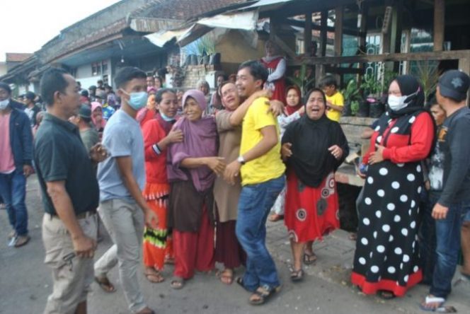 
					Sambut Kemenangan Cecep Rodini Zulpaid, Ratusan Warga dan Para Pendukung Menangis Bahagia