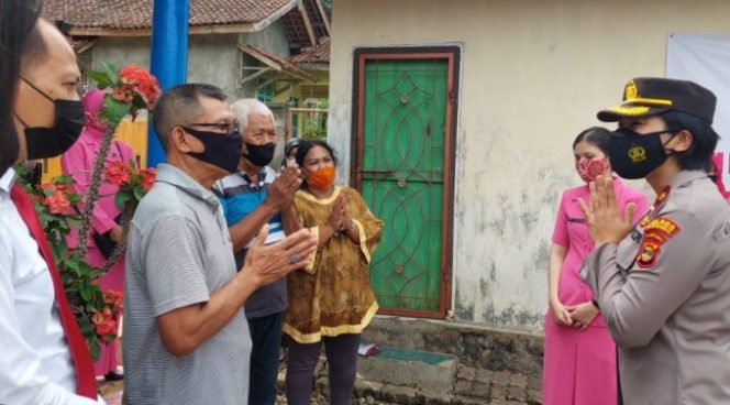 
					HUT Bhayangkara Ke-75, Polres Tanggamus Salurkan Baksos Pada Purnawirawan Polri dan Warakawuri