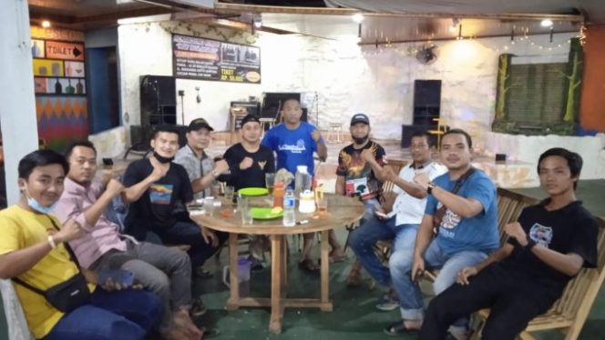 
					Keluarga Besar PD IWO Lampura Berkumpul dan Bersantai di Cafe D,Acai