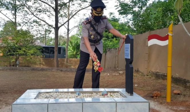 
					Kapolres Belitung Timur Bersama Jajarannya Laksanakan Upacara Ziarah dan Tabur Bunga di Makam Pahlawan Kabupaten Beltim