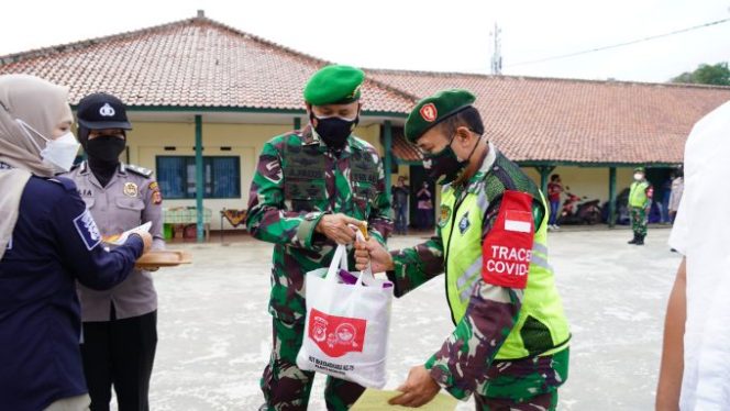 
					Usai Pimpin Apel Sinergitas 3 Pilar, Danrem 061/SK Brigjen TNI Achmad Fauzi Salurkan 50 Paket Sembako