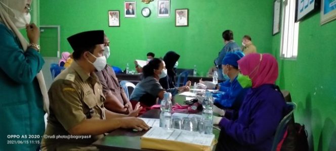 
					Tekan Penyebaran COVID, Pemdes Cibeuteung Muara Kerjasama Dengan Puskesmas Ciseeng Laksanakan Vaksinasi