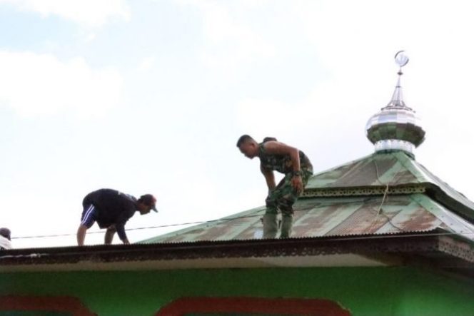 
					Satgas TMMD ke 111 Kodim 1010/Tapin Sudah Lakukan Pengecatan Atap Musholla Muthmainnah