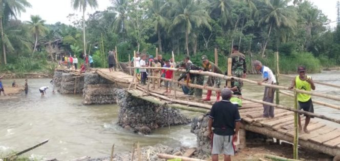 
					Dibantu Kodim 1002/Hulu Sungai, Jembatan Darurat Desa Waki-Batu Tunggal Kembali Terhubung
