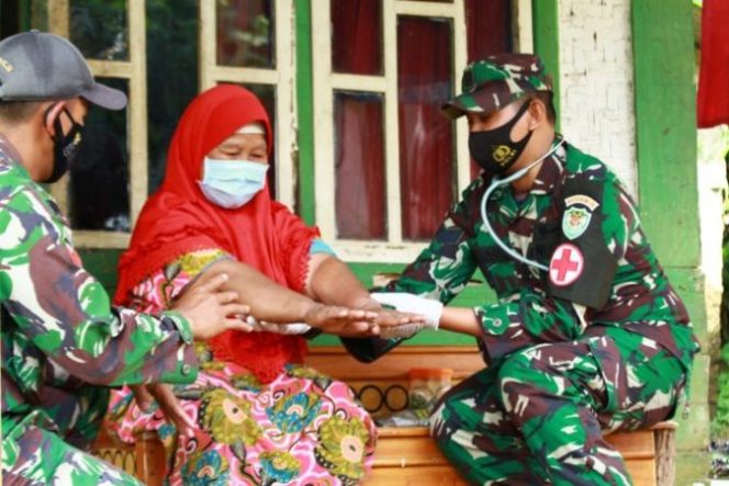 
					Tim Kesehatan TMMD Ke.111 Kodim 0608/Cianjur Jemput Bola Periksa Kesehatan Warga Desa Ciandam