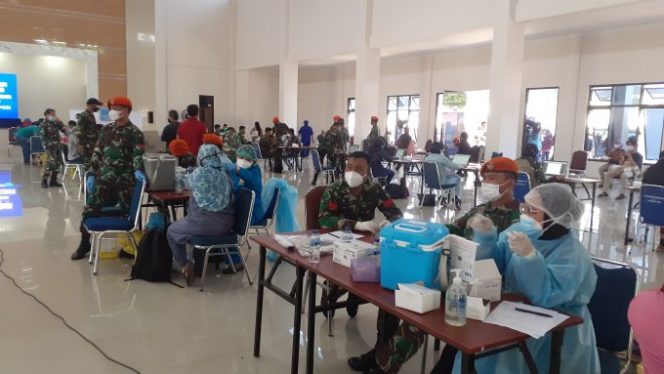 
					Kasau TNI AU Pantau Langsung Pelaksanaan Vaksinasi Massal di Rumpin