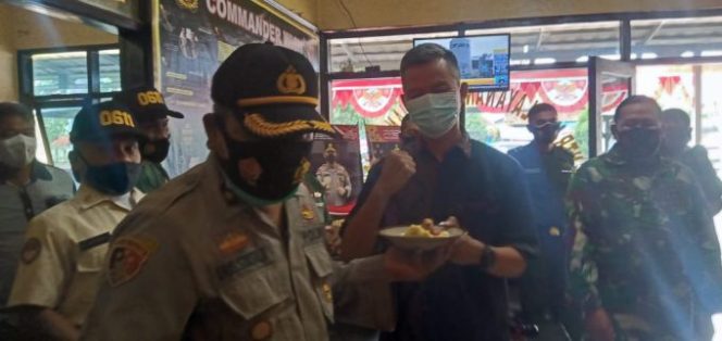 
					Dihari Bhayangkara Ke 75, Kapolsek Limbangan Terima Kado Spesial Dari Danrami dan Camat