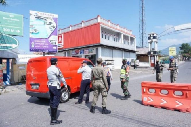 
					Hari Pertama PPKM Darurat di Garut, Petugas Lakukan Penyekatan di Beberapa Titik Lokasi Dengan Ketat