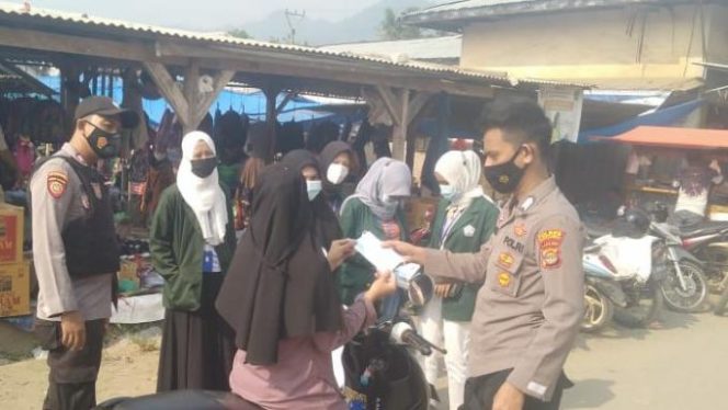 
					Tim Gabungan Satgas Bersama Polsek Semaka dan Mahasiswa UIN Gelar Operasi Yustisi dan Pembagian Masker di Pasar Sukaraja