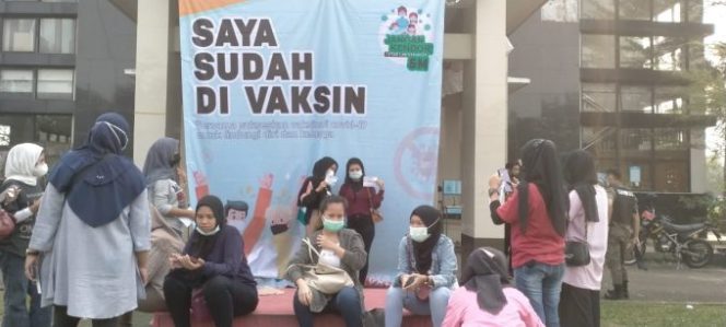
					Usai Divaksin, Warga Swafoto Dibawah Spanduk “Saya Sudah Divaksin”