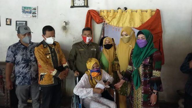 
					Lima Warga Yang Tengah Sakit Diberikan Bantuan Oleh Bupati Tanggamus