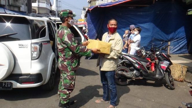 
					Kodim 0607/ Kota Sukabumi Bagikan Sembako Kepada Pedagang Kaki Lima