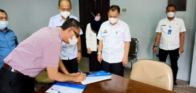 Plt Sekretaris Dewan Diserah Terimakan Oleh M.Salahuddin Pada Drs. Alamsyah Ahmad