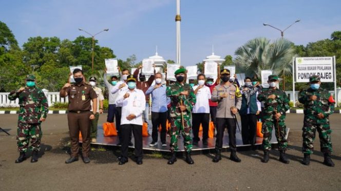 200 Petugas Pemulasaraan Jenazah Covid 19 Terima Bantuan Dari Danrem 061/Sk