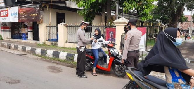 
					Kegiatan PPKM Level 4 Serta Pembagian Masker di Wilayah Polsek Cariu