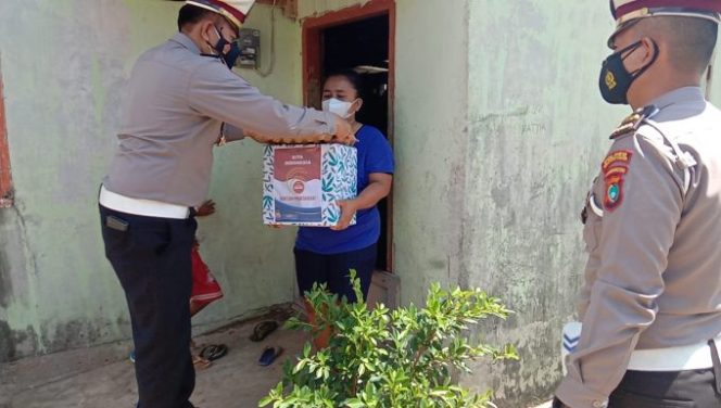 
					Kasat Lantas Polres Belitung Timur Salurkan Bantuan PPKM Pada Warga Desa Padang dan Mekar Jaya
