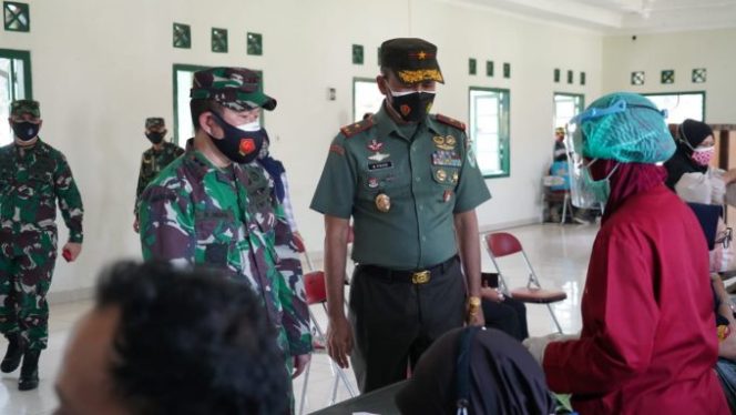 
					Dukungan Moril Buat Masyarakat Danrem 061/Sk Kontinu Pantau Pelaksanaan Vaksinasi Masal