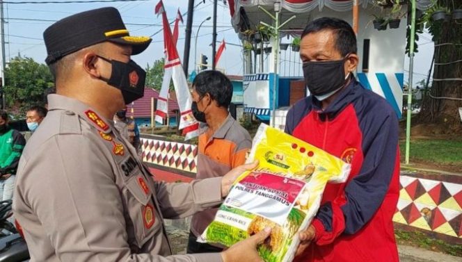 
					Awali Berdinas, Kapolres Tanggamus Pimpin Pembagian Bansos Beras di Kota Agung