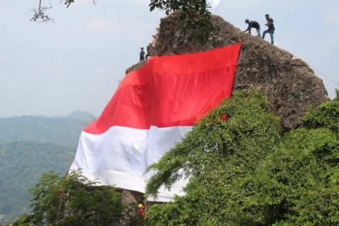 
					Bendera Raksasa Merah Putih Berkuran Besar Kembali di Kibarkan di Gunung Munara Rumpin