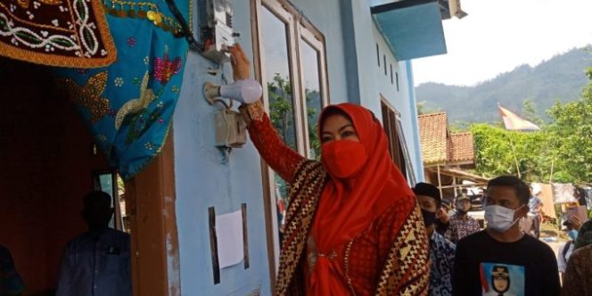 
					Bupati Tanggamus Hj. Dewi Handajani, Launcing Penyalaan Perdana Listrik Desa Serentak di Pekon Umbar