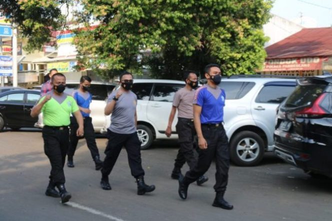 
					Usai Apel Pagi, Personel Polres Pandeglang Olahraga Lari Pagi