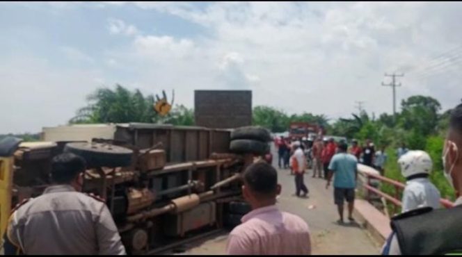 
					Sebuah Mobil Truk Colt Diesel Alami Kecelakaan Tunggal Hingga Terbalik Saat Hindari Kendaraan Lain