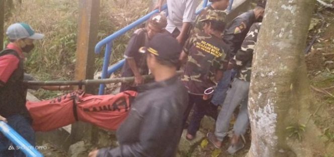 
					Babinsa Desa Barengkok Kec. Leuwiliang Evakuasi Mayat Hanyut