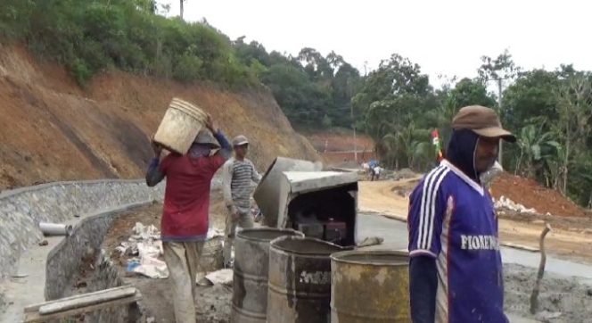 
					Pengerjaan Konstruksi Di Kelumbayan Barat Diduga Asal Jadi Dan Sangat Merugikan Negara