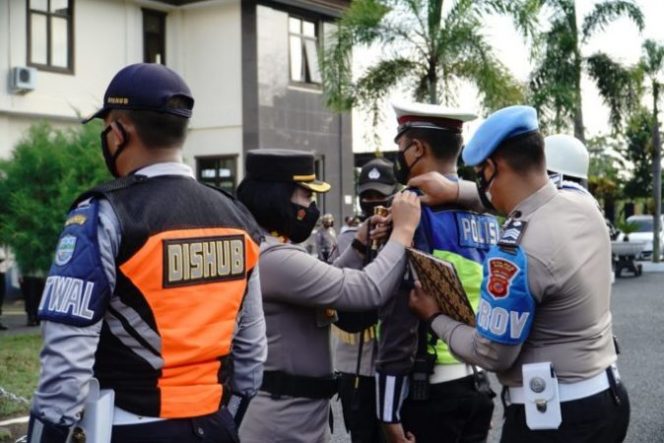 
					Kapolres Banjar Pimpin Apel Gelar Pasukan Operasi Patuh Lodaya 2021 di Mapolres Banjar