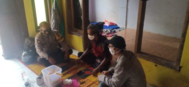 
					Bhabinkamtibmas Polsek Pandeglang Sambangi Warga, Ada Apa?